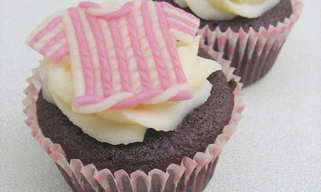 Her Cute Cupcakes Wear Tiny Knitted Sweaters – They’re Edible!