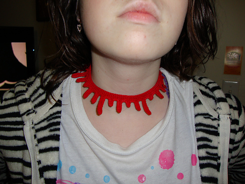 Freak Your Friends Out This Halloween With This 'Slit Throat' Choker, Free Pattern