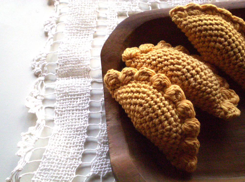 Crochet An Empanada Amigurumi - FREE Pattern!