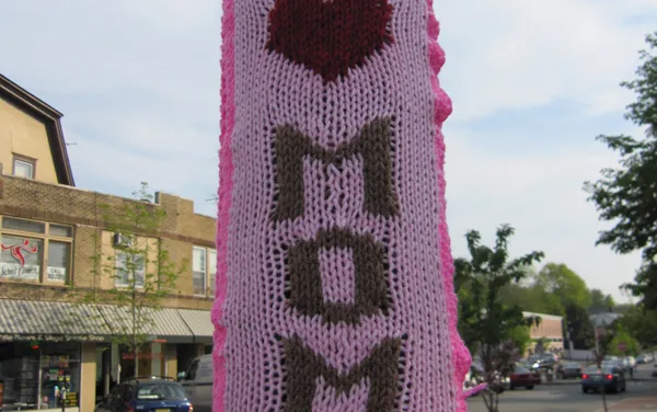 I ❤️ Mom Yarn Bomb – Happy Mother’s Day!