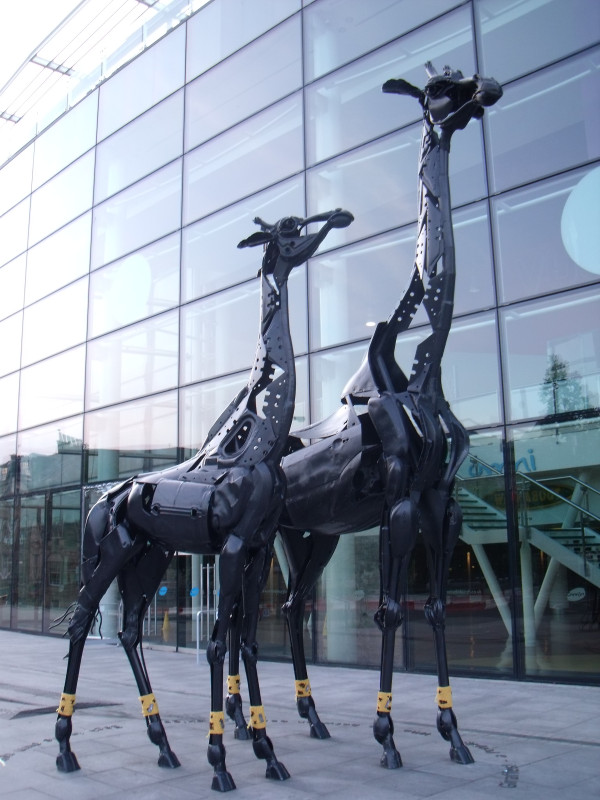 Awesome Giraffe Yarn Bomb by @Shadow_Stitch