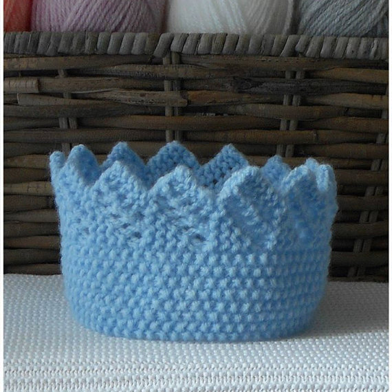 Get the knitted crown pattern.