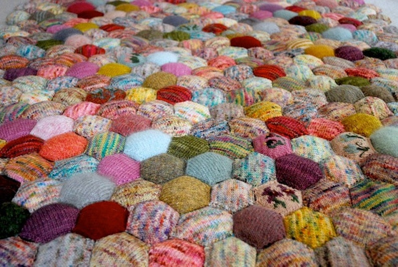 The Beekeeper Cushion That Could've Been a Quilt ... Great Stashbuster!