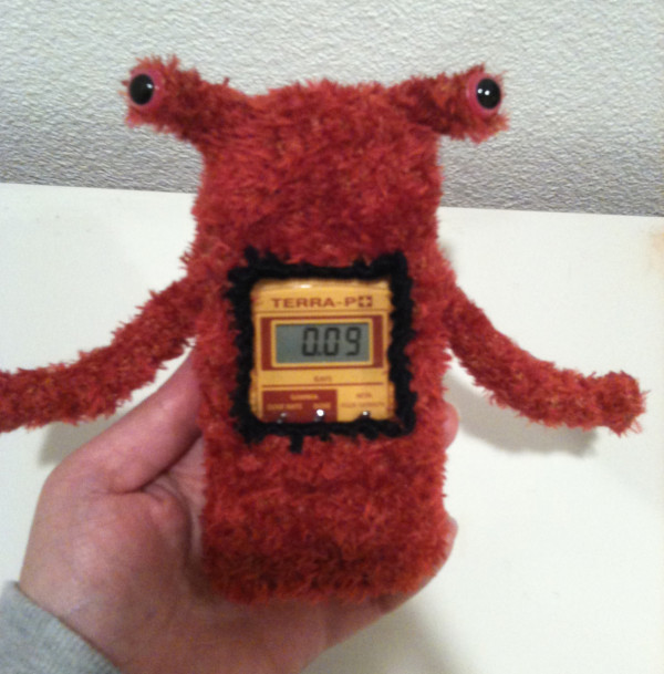 Knitted Geiger Counter Cover by Miquraffreshia
