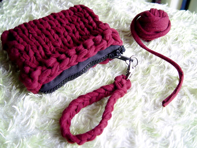 Make T-Shirt Yarn, Knit a Clutch!