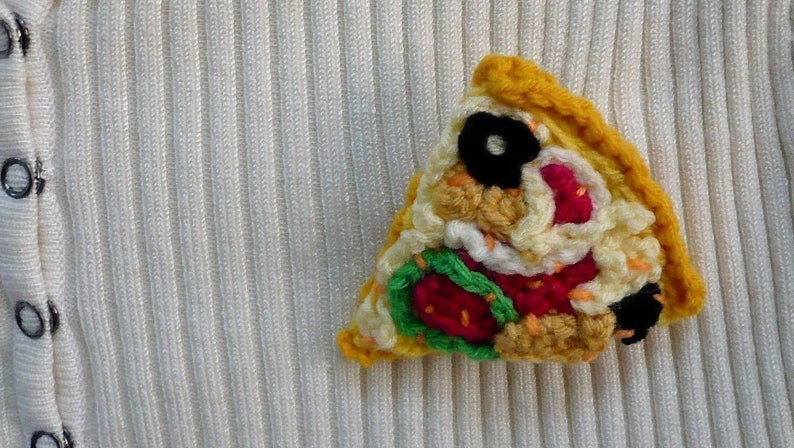 Crochet a Pizza Brooch!