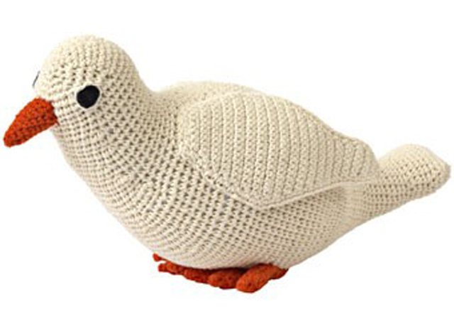 This beautiful white crochet pigeon is the creation of Anne-Claire Petit.
