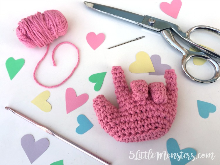Free Patterns: Crochet The Hand Sign For 'I Love You'