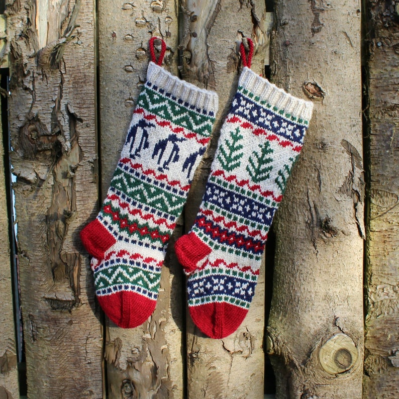 Christmas Sock & Stocking Patterns For Knitters #knitting #christmas