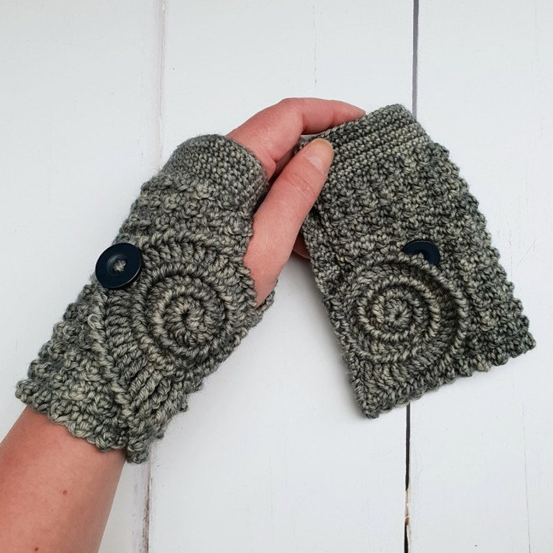 ammonite wristers gloves