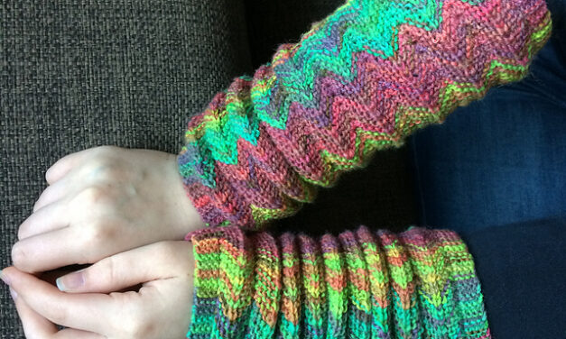 These Wiggly Wrist Warmers Expand and Contract With a Simple Sideways Knitting Trick!
