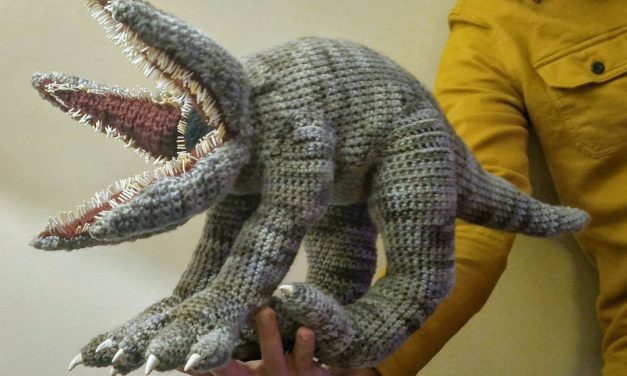 She Crocheted a Ridiculously Amazing Demodog From Stranger Things – WOW!