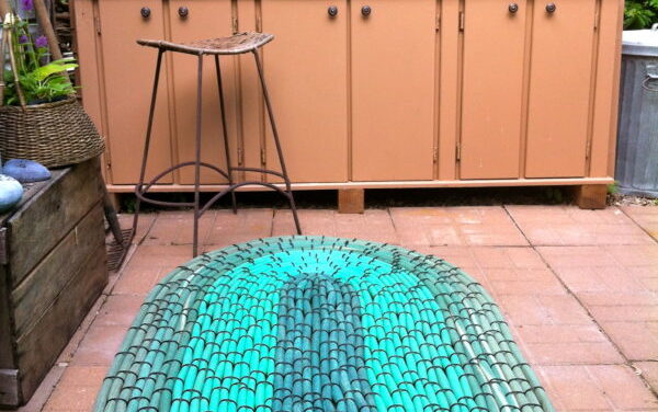 Make an Oval-Shaped Garden Mat Using Old Rubber Hoses and Zip Ties – Looks Terrific!