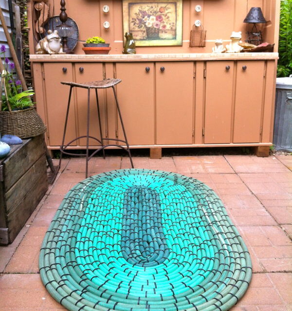 Make an Oval-Shaped Garden Mat Using Old Rubber Hoses and Zip Ties – Looks Terrific!