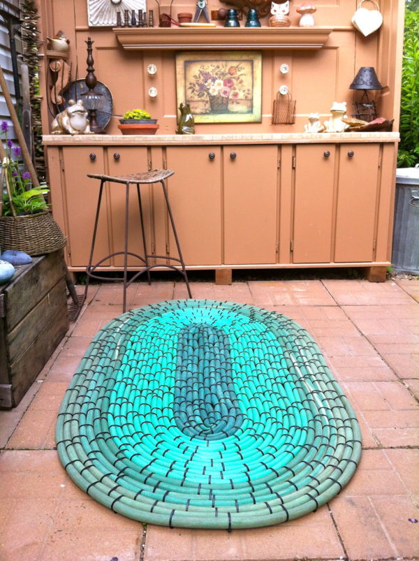 Make an Oval-Shaped Garden Mat Using Old Rubber Hoses and Zip Ties - Looks Terrific!