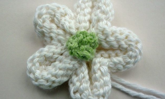 Learn How To Knit This Adorable Flower – Free Pattern & Tutorial!