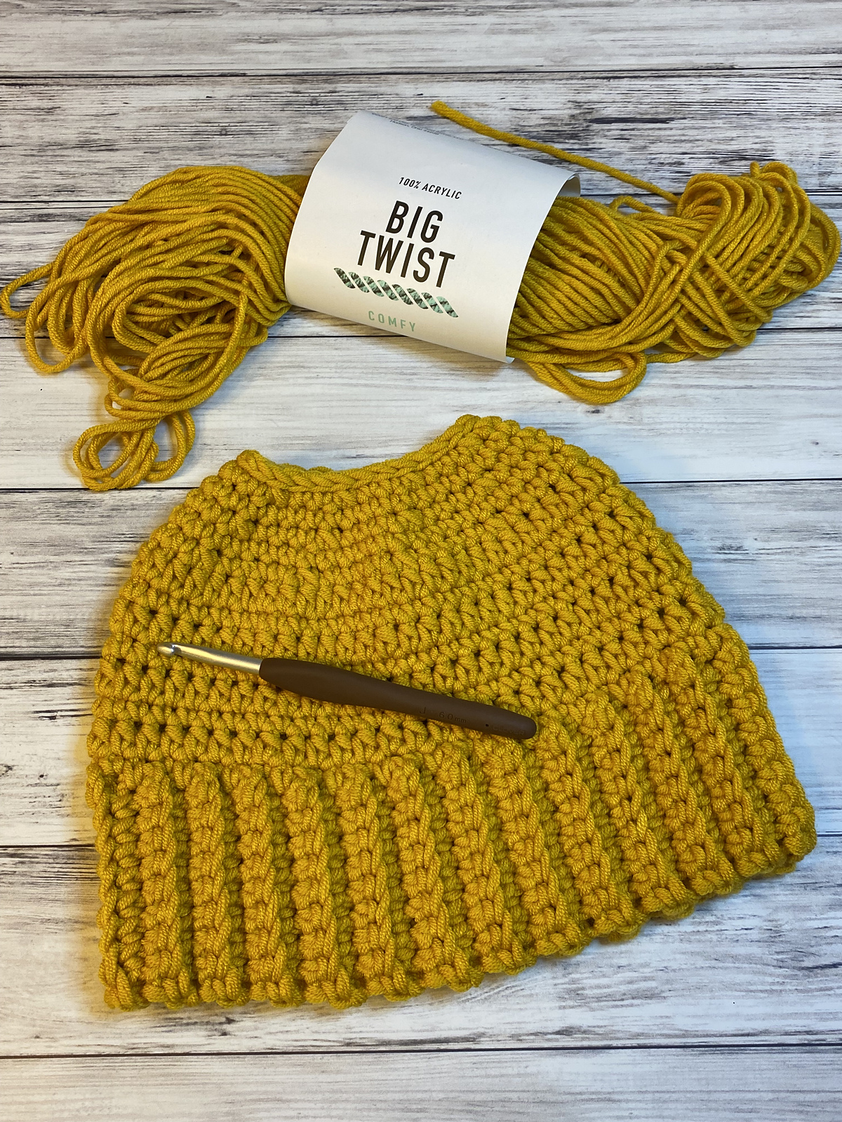 2018 Update: The Best Free Crochet Ponytail Hat Patterns (aka Messy Bun Beanies) – Still a Popular Trend!