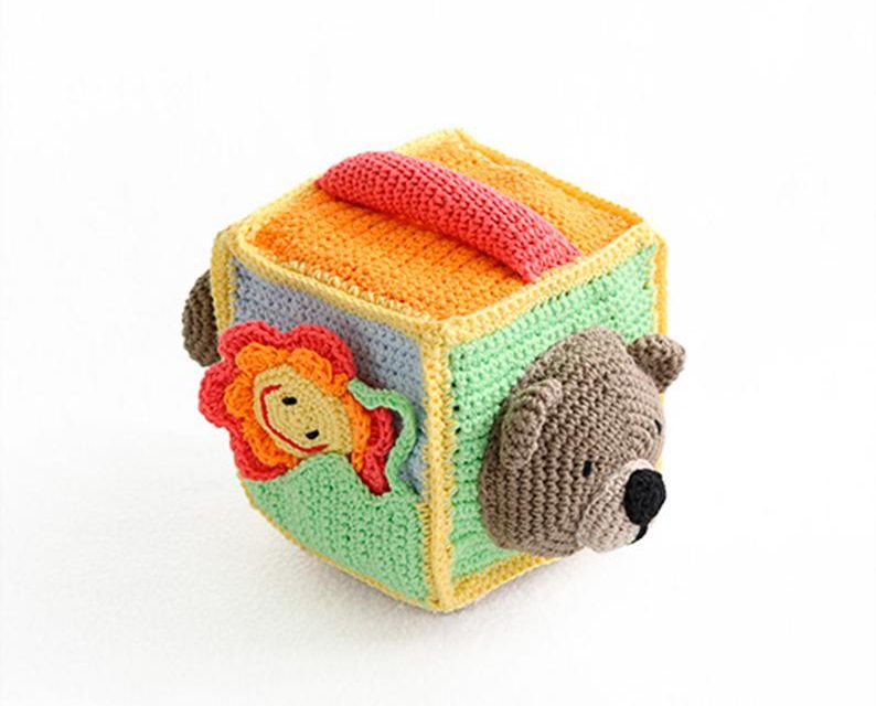 Crochet a Didactic Cube … A Playful Gift To Stimulate Baby’s Senses!