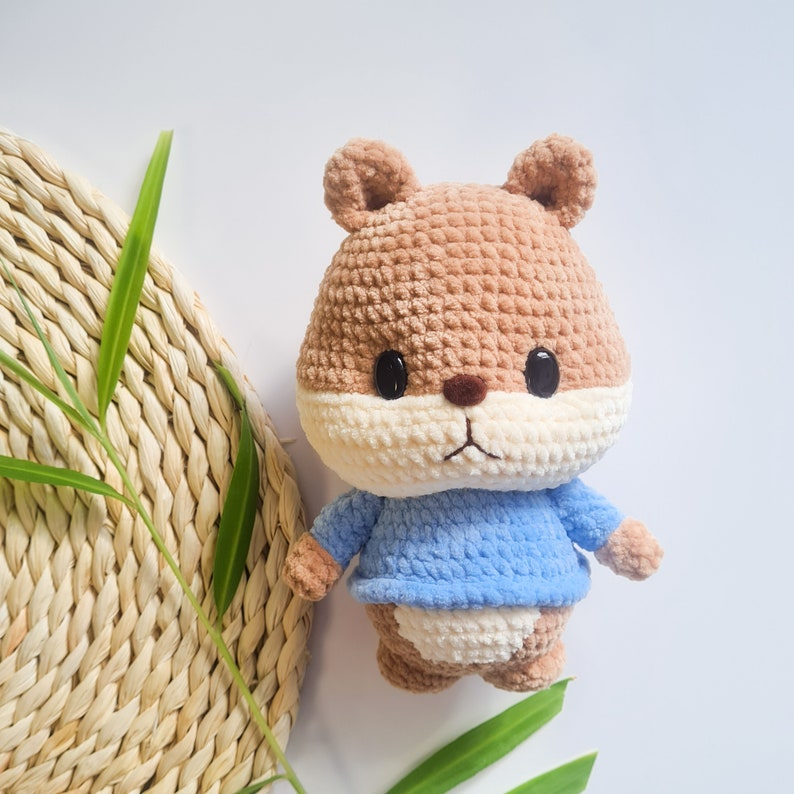 Crochet an Amigurumi Hamster in a Sweater