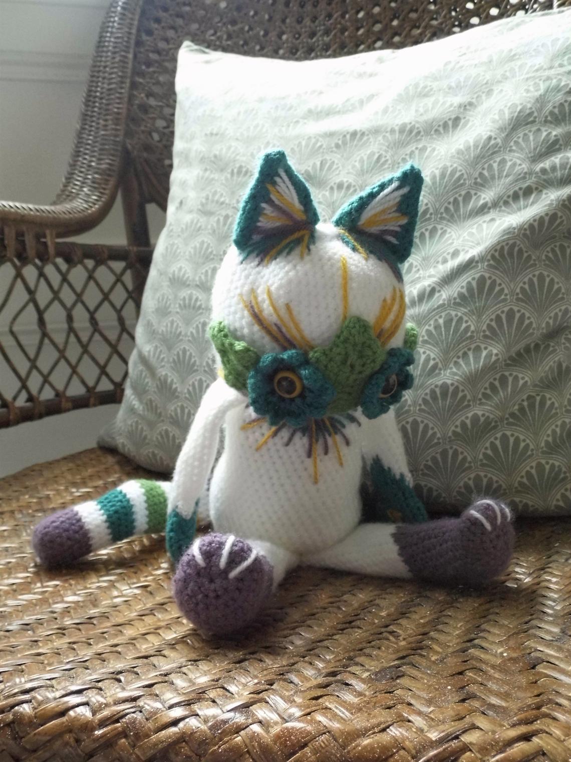 Crochet a Flower Cat Eyes Amigurumi, Inspired By The Paintings of Louis Wain