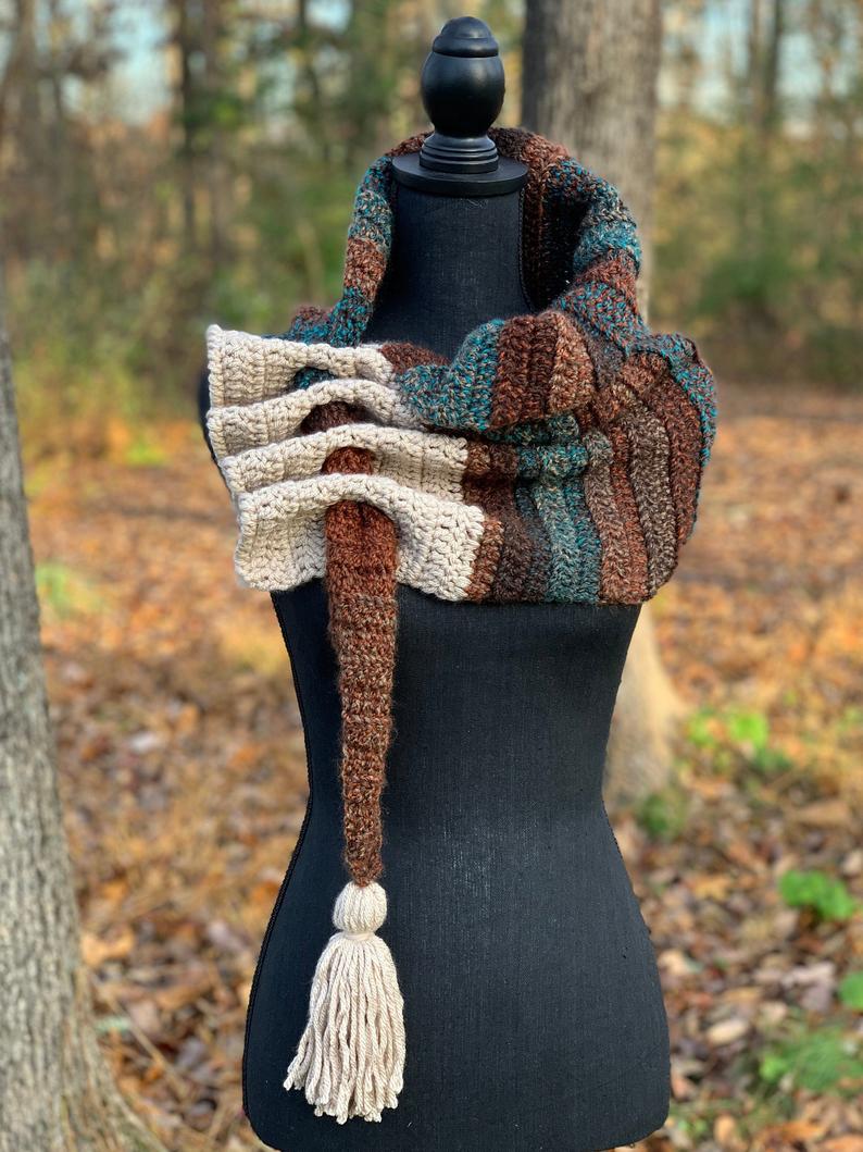 The Best Keyhole Scarf Patterns For Knitters & Crocheters Who Appreciate Wearable Art