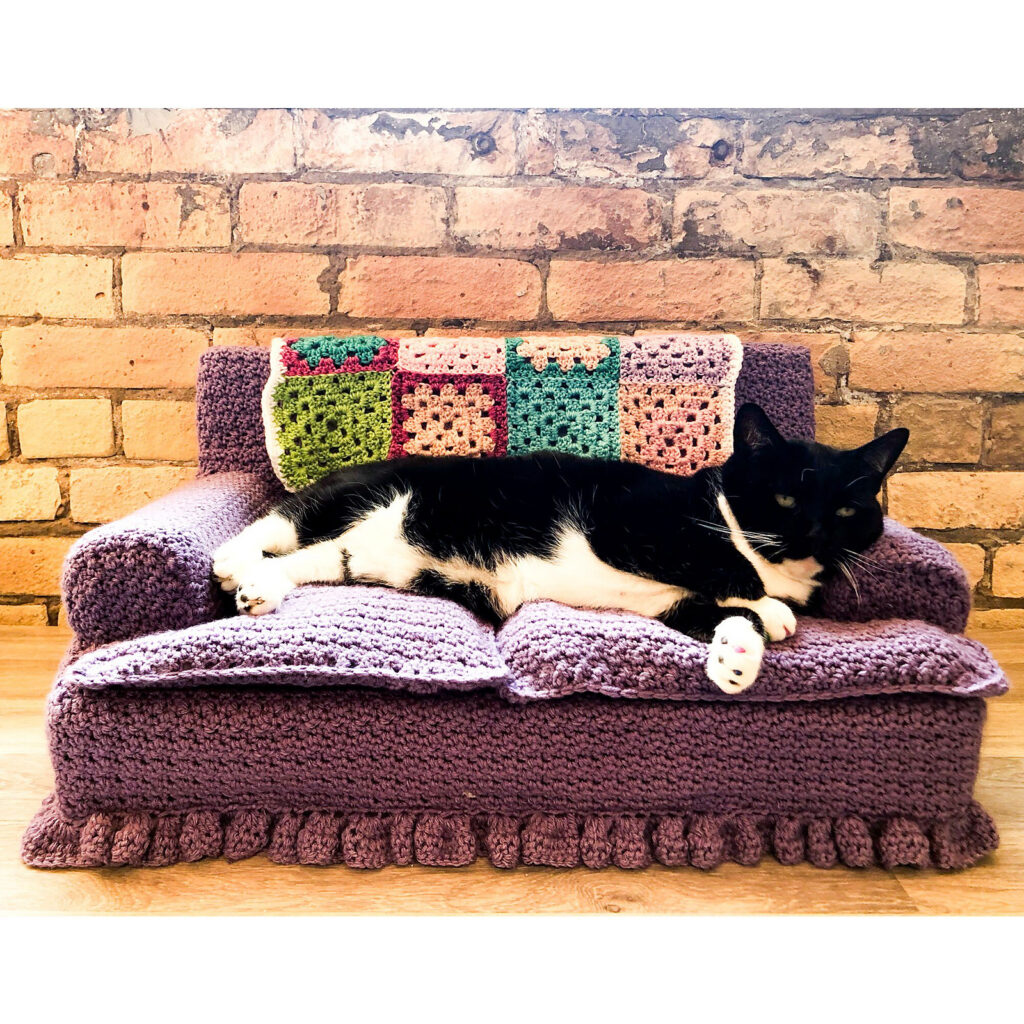 Red Heart's Hot Take On The Popular Kitty-Cat Couch ... 'Pamper Your Puss!'