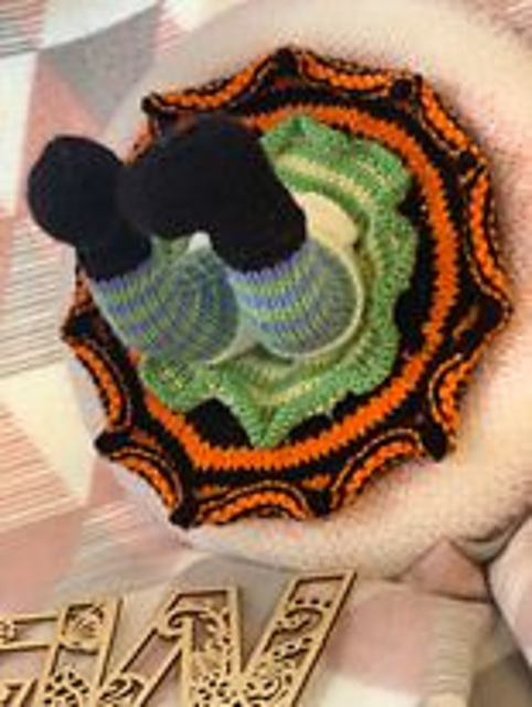 Christmas In July ... Crochet An 'Elf Stuck in My Wreath' For Silly Holiday Fun! (knit option just added!)