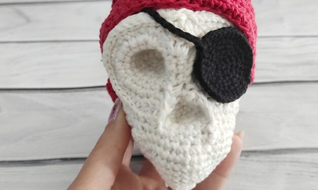 Crochet a Pirate Skull Amigurumi For The Spooky Days Ahead
