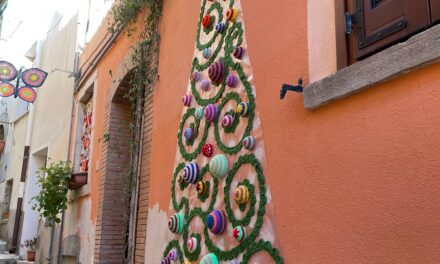 And Now For A Completely New Way To Yarn Bomb! This Christmas Tree Gets Us In The Holiday Spirit …
