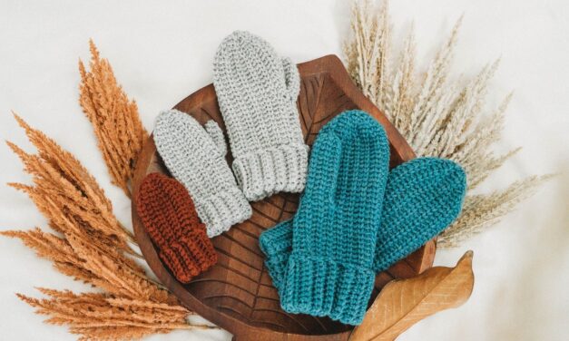 Look Ma, No Seams! Crochet a Pair of Mittens For a Great Gift, Love That Knit-Look Stitch!