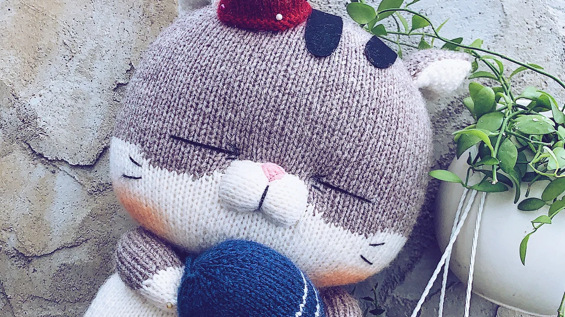 Knit A Cute Cat … This Overstuffed Amigurumi Comes With A Wee Fishy Pattern Too!