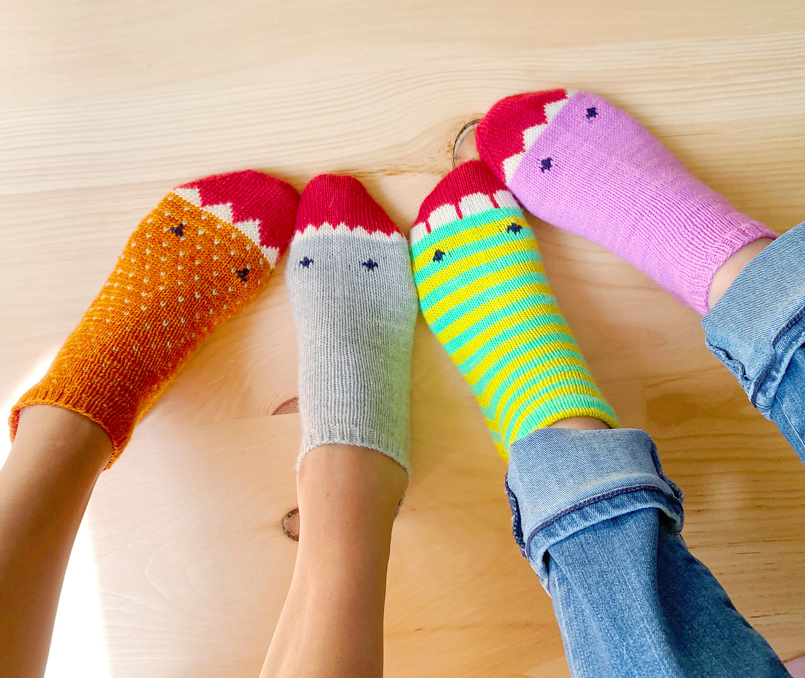 Fun Feet Teeth Socks ... Great Beginner Colorwork Sock Knitting Pattern By Summer Lee