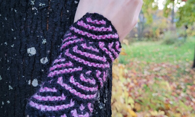 Easy Wristers Pattern For Knitters … The Scallop Shell Shape Really Makes This Design Unique!