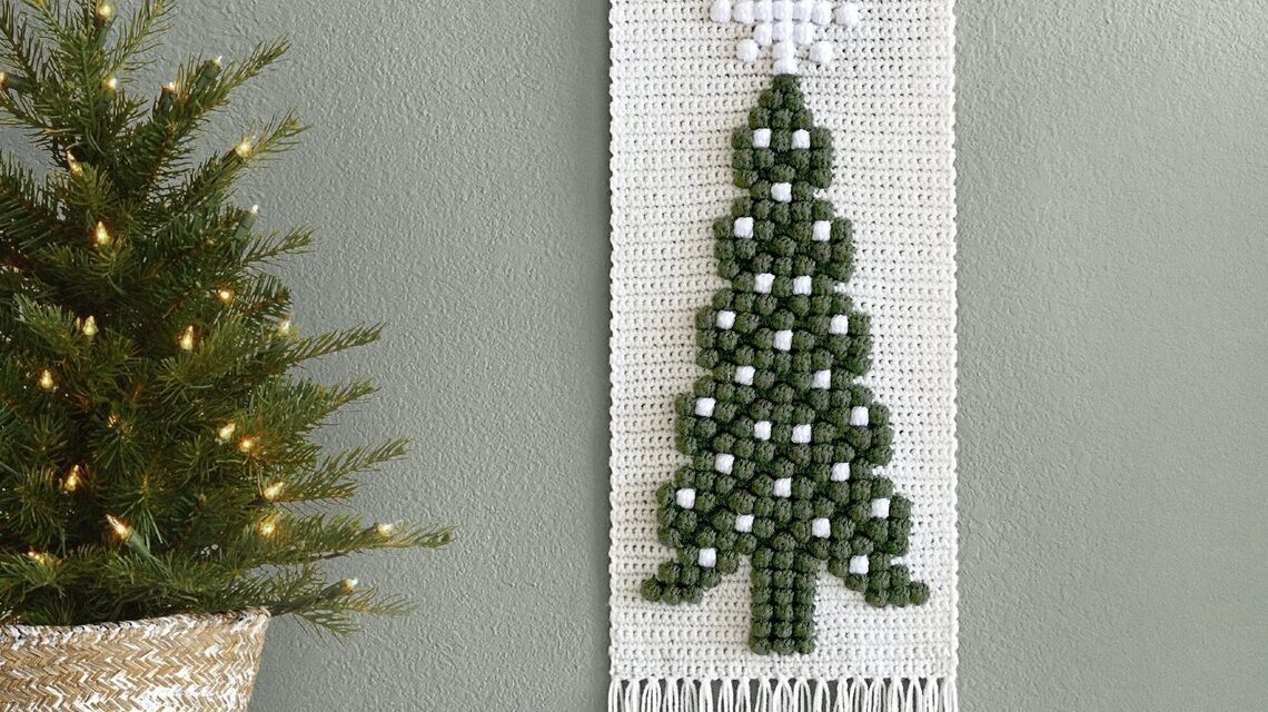 Crochet a Christmas Wall Hanging … Very Sophisticated!