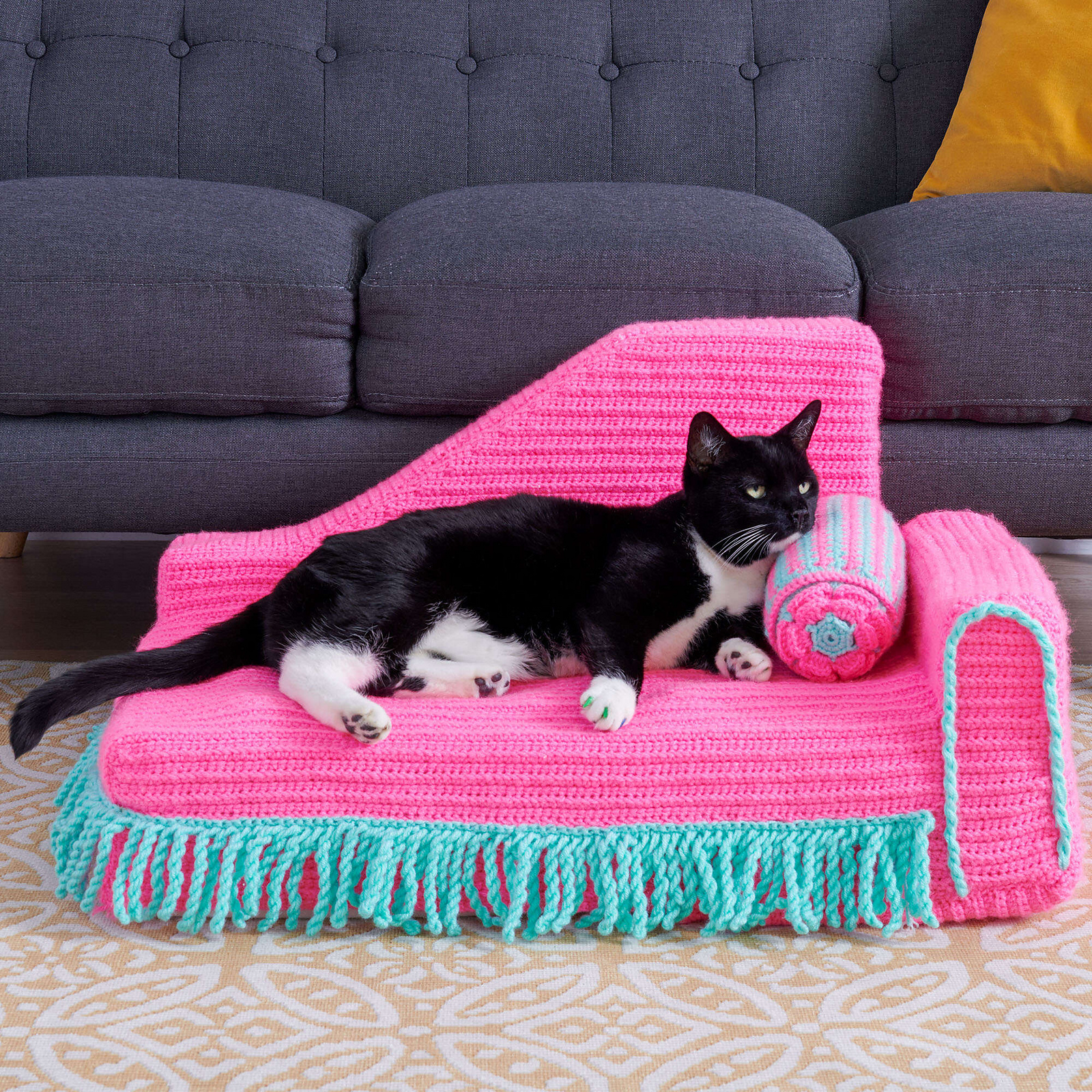 Red Heart's Latest Take On The Popular Kitty-Cat Couch ... a 'Chaise-Style Lounge'