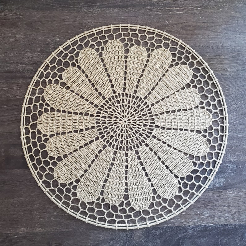 crochet mandala pattern by Lara #crochet