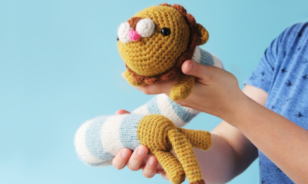 Nicco The Lion: The Acrobat Amigurumi That’s Also a Neck Warmer