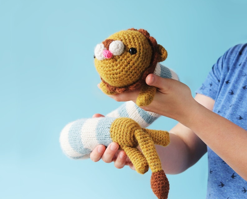 Nicco The Lion: The Acrobat Amigurumi That’s Also a Neck Warmer